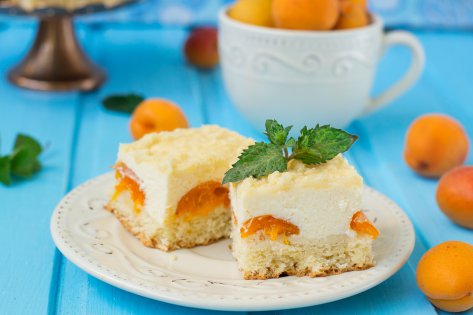 Gâteau (accompagné d’une crème aux pêches)