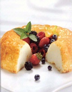 Gâteau des anges avec coulis de framboises