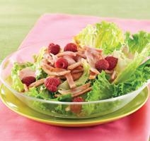 Salade frisée au bacon de dos et framboises