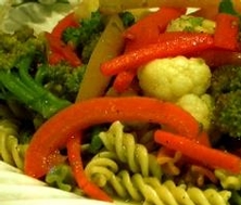 Fusillis tricolores aux légumes et pesto