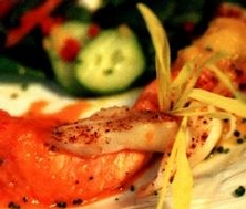 Tresse de saumon et sole au coulis de poivron et ail confit