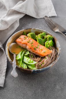 Soupe repas au poisson grillé et nouilles soba