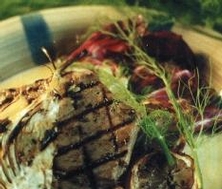 Steak de thon mariné à l’huile d’olive, citron et fenouils grillés