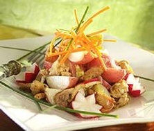 Salade tiède de pommes de terre et de poulet aux poireaux